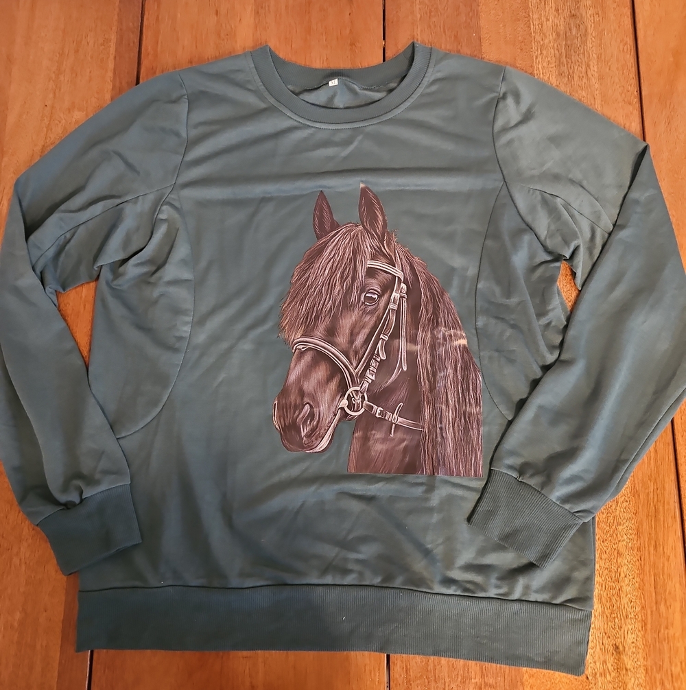 Women's Green Crewneck Horse Graphic Lon Sleeeve Top